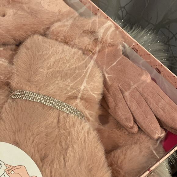 BNWT JUICY COUTURE 3 Piece Pink Winter Headband Scarf Gloves Gift Set